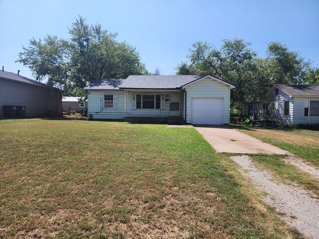 Building Photo - 2 bedroom 1 bath bungalow in Shawnee.