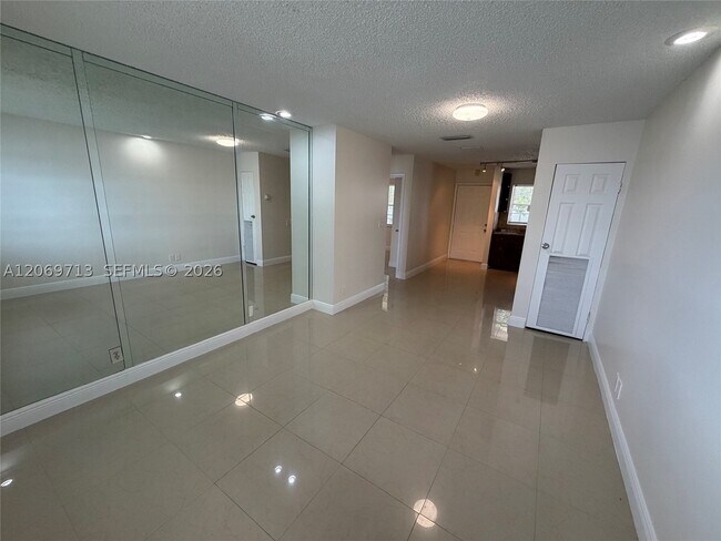 Building Photo - 432 Lakeside Dr