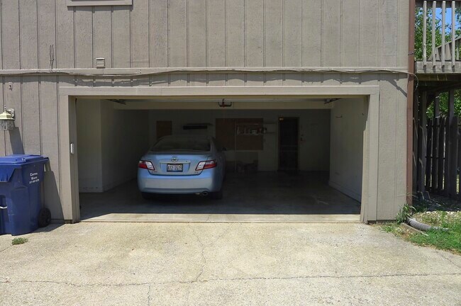 Building Photo - 1602 Lyndhurst W Dr