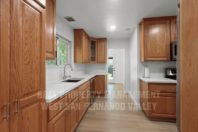 Building Photo - Stunning 3bd Home with Private Outdoor Oasis