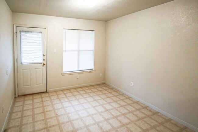 Building Photo - Spacious 3BR/2BA Fourplex with Private Backyard