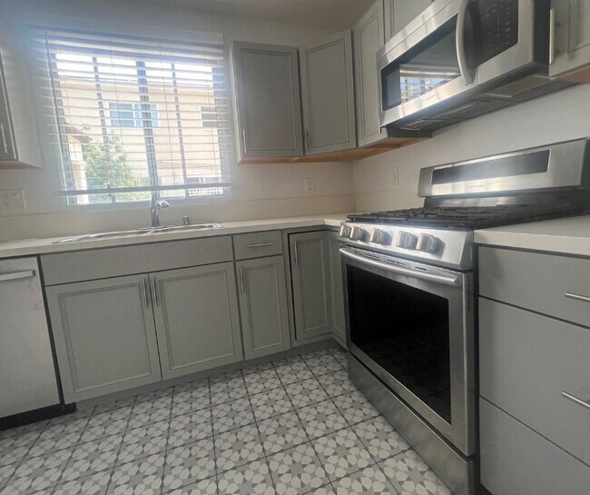 Building Photo - 1028 17th St