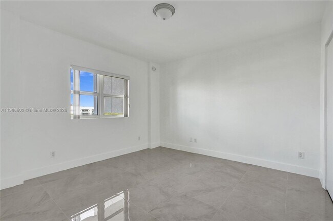 Building Photo - 14951 Royal Oaks Ln