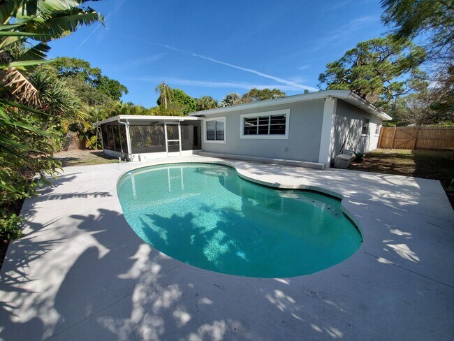 Building Photo - Stunning Pool Home in Sapphire Shores – West of the Trail Near the Ringling Museum