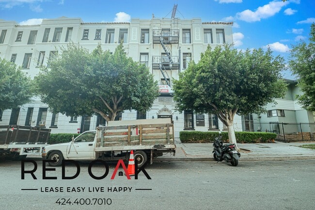 Building Photo - 835 S Oxford Ave