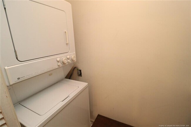 Building Photo - 6120 Sunpointe Dr