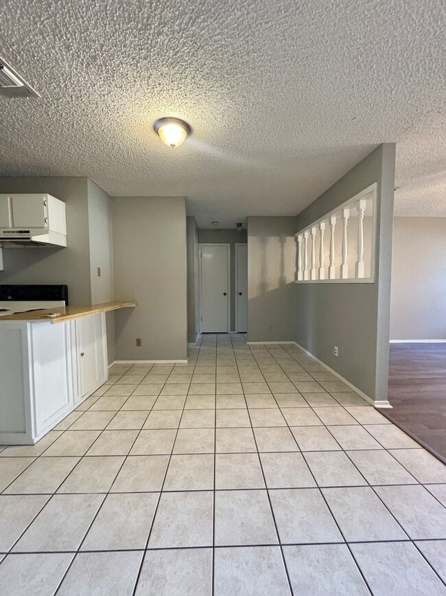 Building Photo - AVAILABLE NOW - Cozy 3-Bedroom Home in Desirable Neighborhood Near Goodfellow AFB!