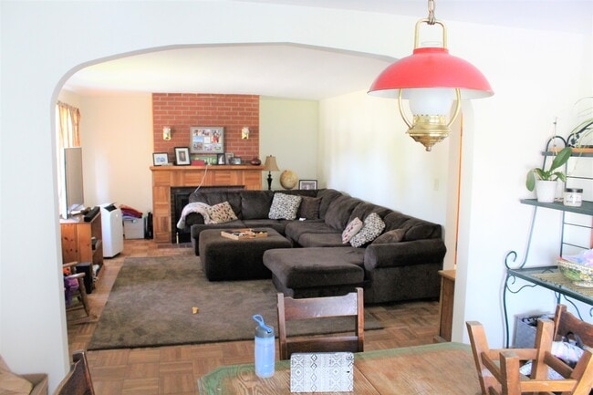 Building Photo - 261 Candia Rd