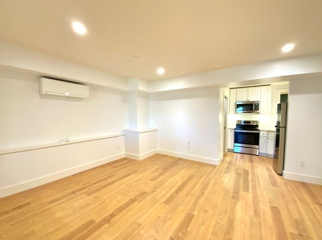 Building Photo - REMODELED 1BR in Haight! Yard Access. IN-UNIT LAUNDRY! DISHWASHER!