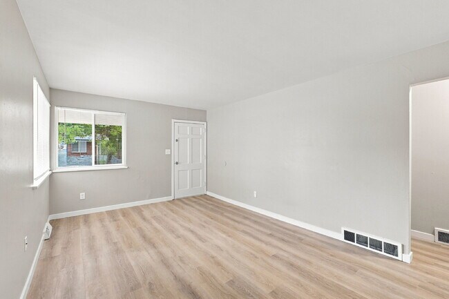 Building Photo - $2,240.95 with $300 Off the first month's rent, 4 Beds, 2 Baths, Triplex Unit in Littleton with W...
