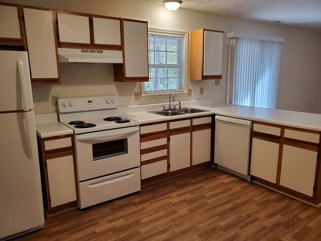 Building Photo - 2 Bedroom, 1 bath apartment Upstairs Unit