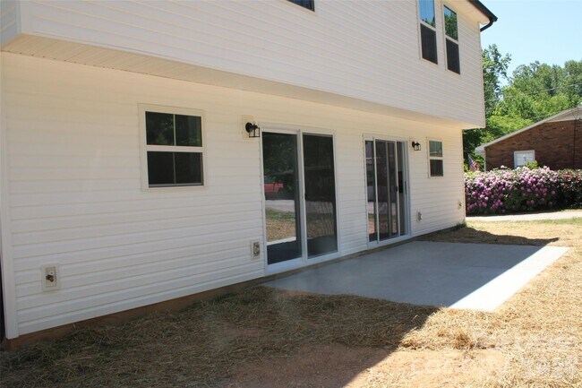 Building Photo - 562 W Park Ave