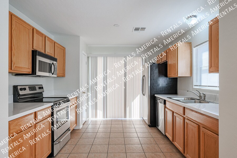 Building Photo - 13421 W Keim Dr