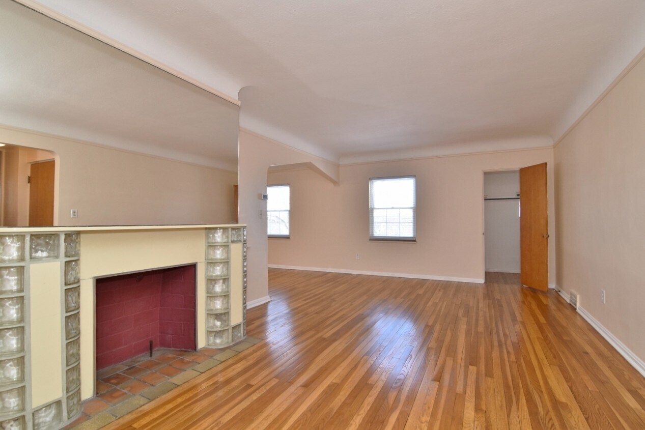 Building Photo - 2025 Riverside Dr