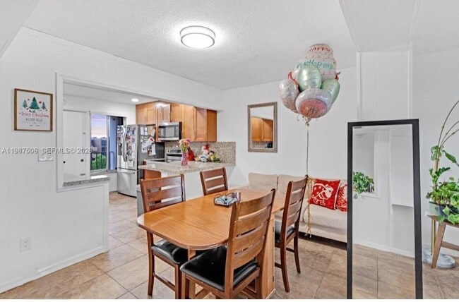 Building Photo - 9240 Fontainebleau Blvd