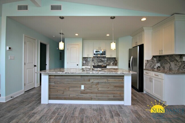 Building Photo - Beautiful Fully Renovated 3 Bedroom Home i...
