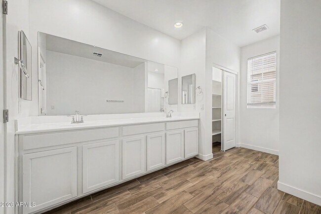 Building Photo - 5516 S Dillon Cir