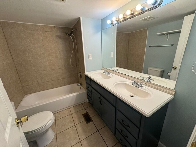 Building Photo - Arch Street Gem!