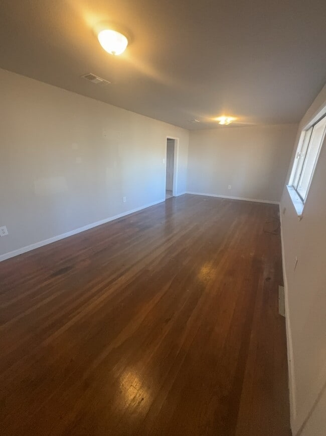 Building Photo - 905 Raymond Rd