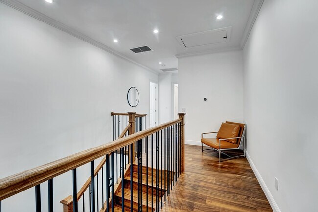 Building Photo - 500 NE Wavecrest Way