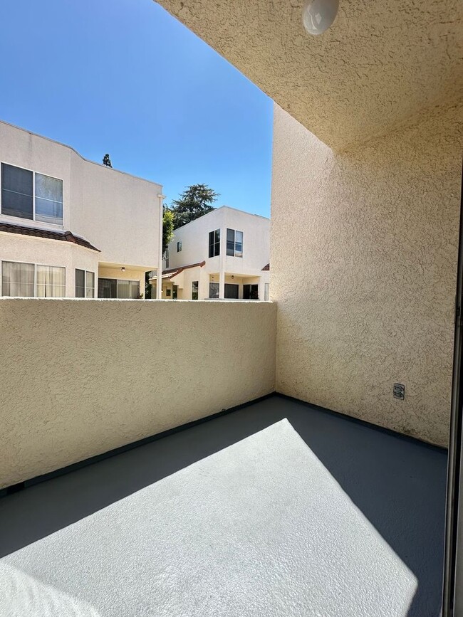 Building Photo - 5455 Sylmar Ave