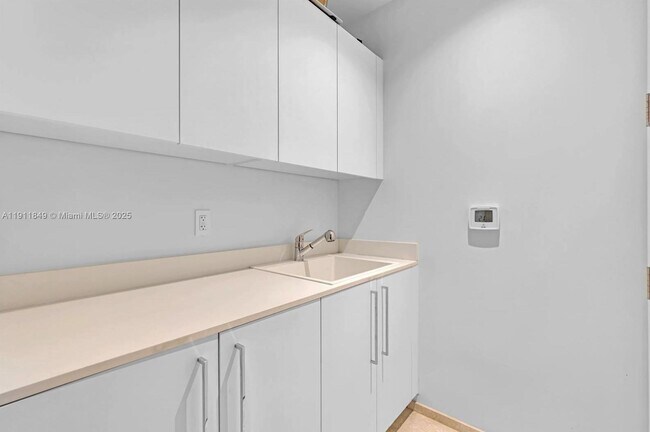 Building Photo - 15701 Collins Ave