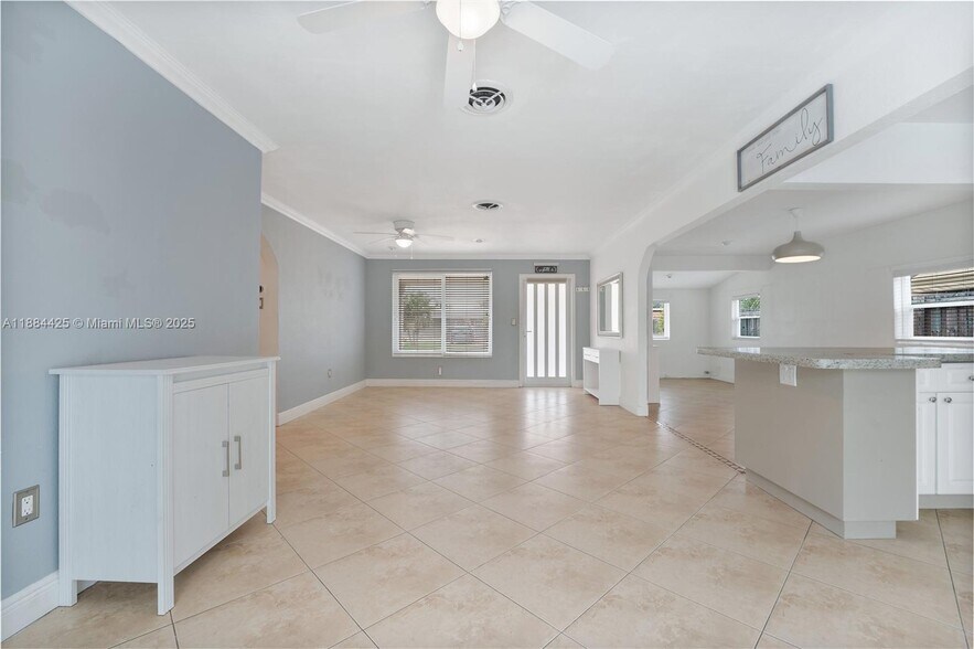 Building Photo - 2441 Tarpon Dr