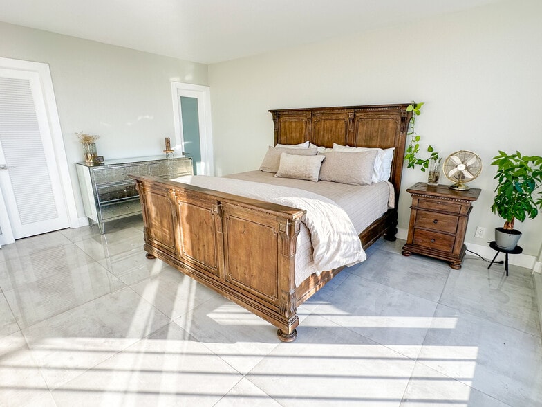 Master Bedroom *King bed - 521 N Riverside Dr