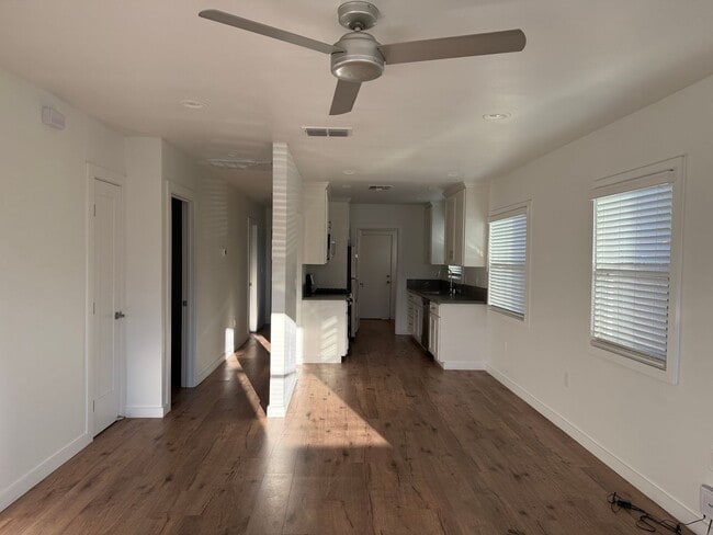 Building Photo - Beautifully Updated 2/2 Duplex - 4033 Miller Way