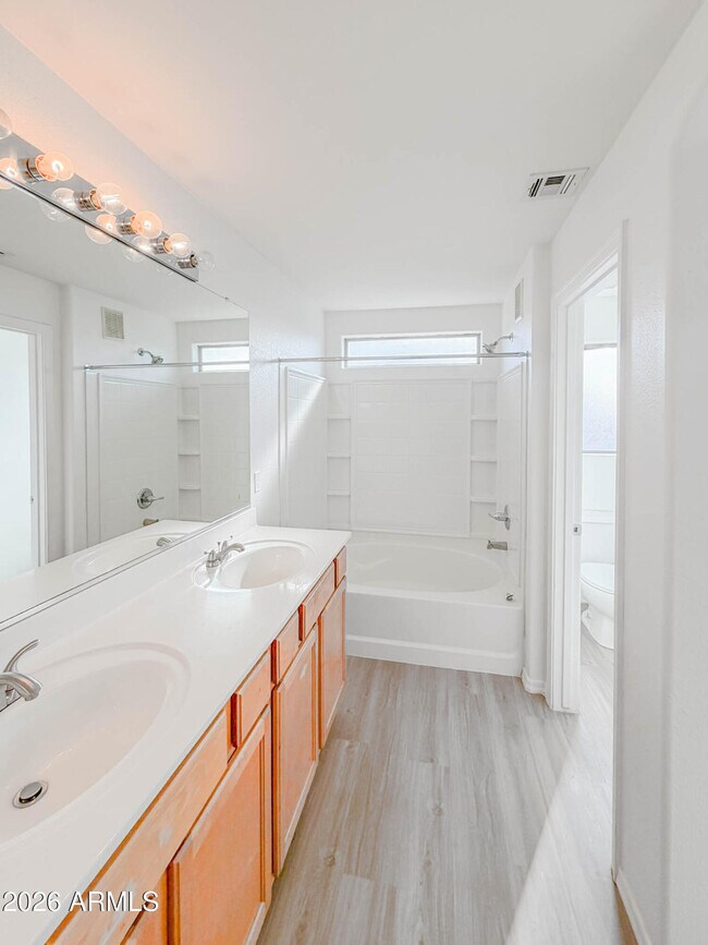 Building Photo - 1009 E Iris Dr