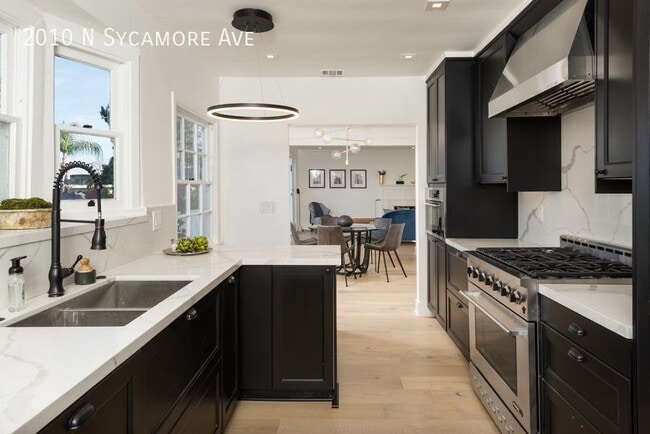 Building Photo - 2010 N Sycamore Ave