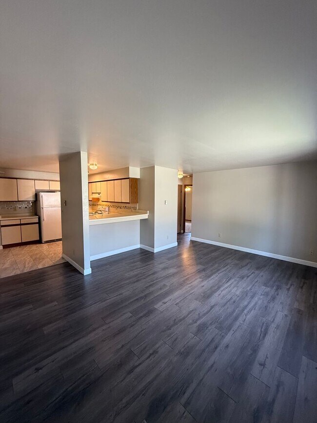 Building Photo - Private Entry 2 Bedroom Apartment Available!