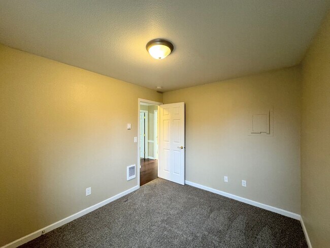 Building Photo - Lovely 2 Bedroom Condo in Hampton Village ...