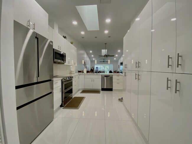 Building Photo - 3830 Bal Harbor Blvd
