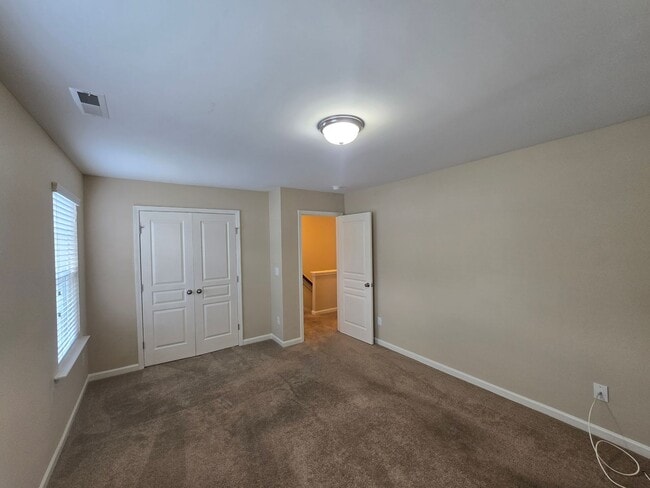 Building Photo - Spacious 4BR, 2.5BA Home with Screened Pat...