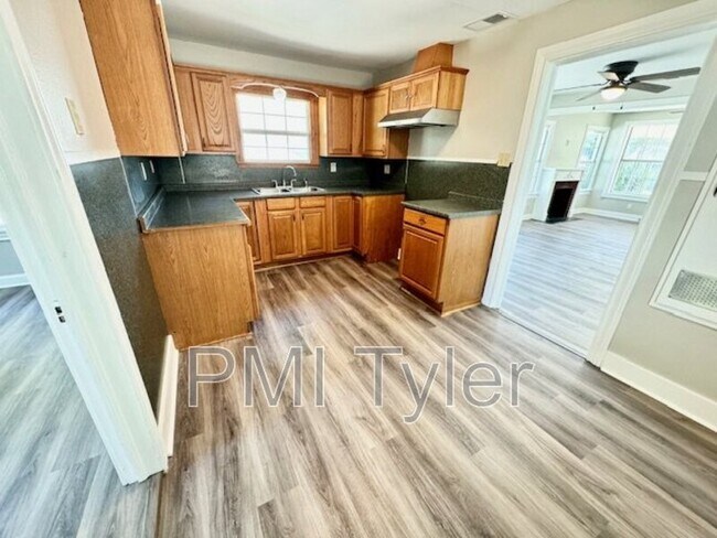 Building Photo - 313 S Boon Ave