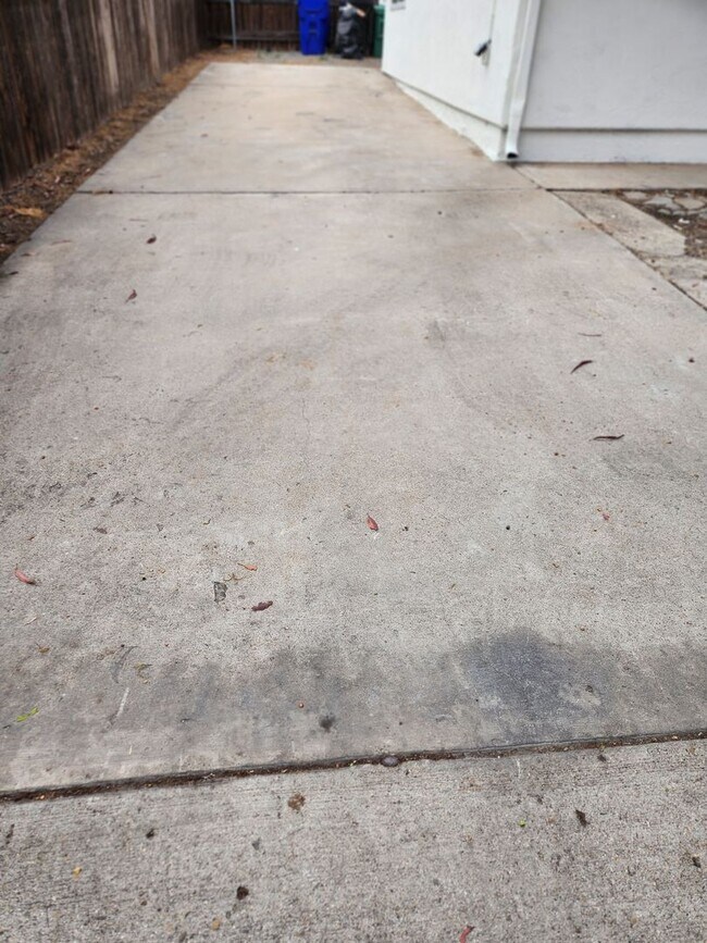Building Photo - Golden Hill 2 bedroom 1 bath remodeled Single family Home  2695.00