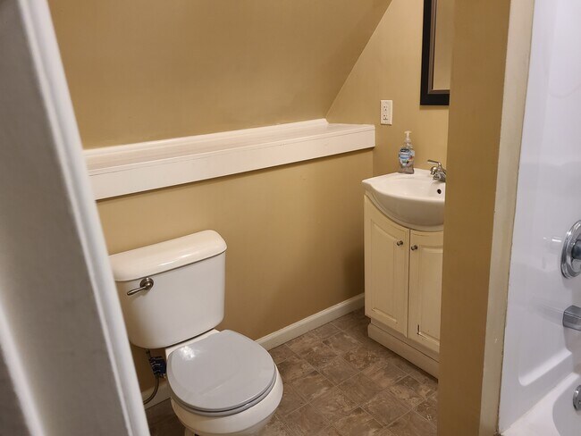 Building Photo - 914 S Center St