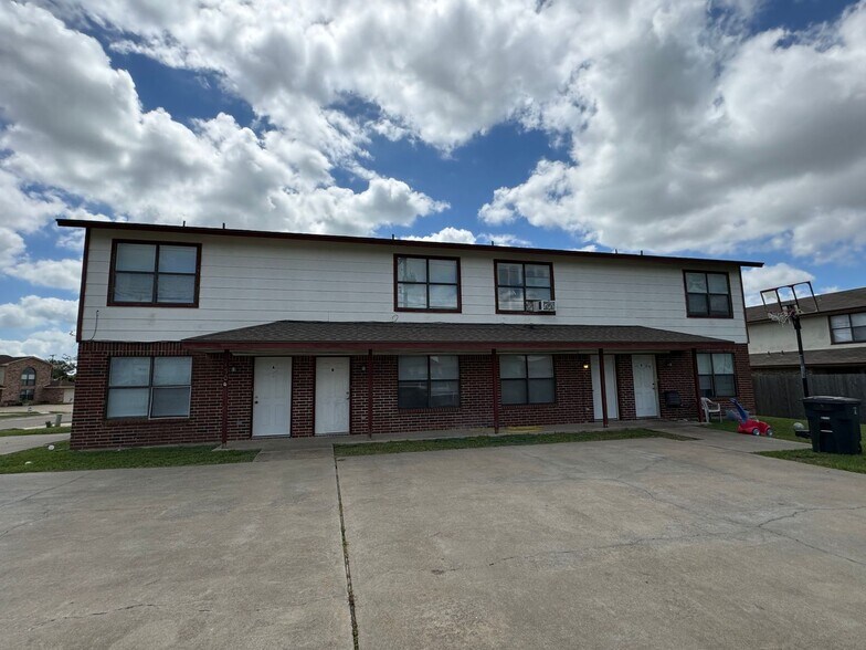 Primary Photo - 1306 Monroe Loop