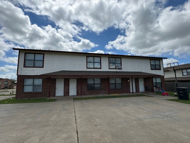 Primary Photo - 1306 Monroe Loop