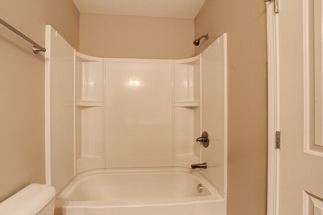 Building Photo - Charming Townhome Close to the Interstate !