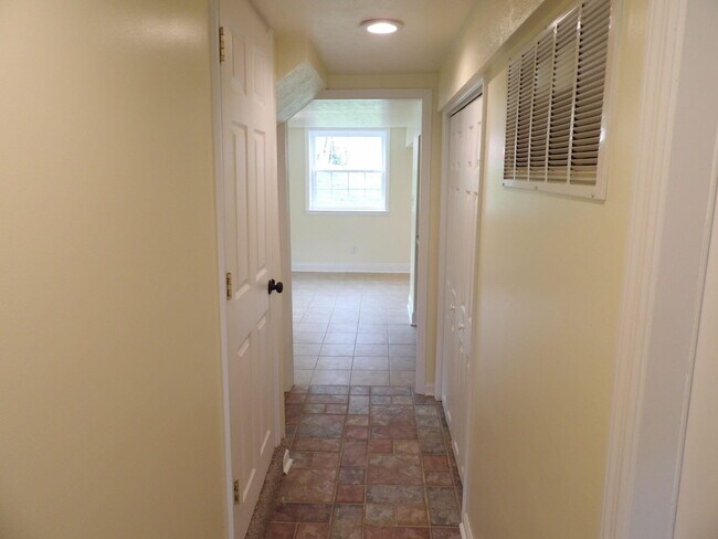 Building Photo - 102 Cedar Dr