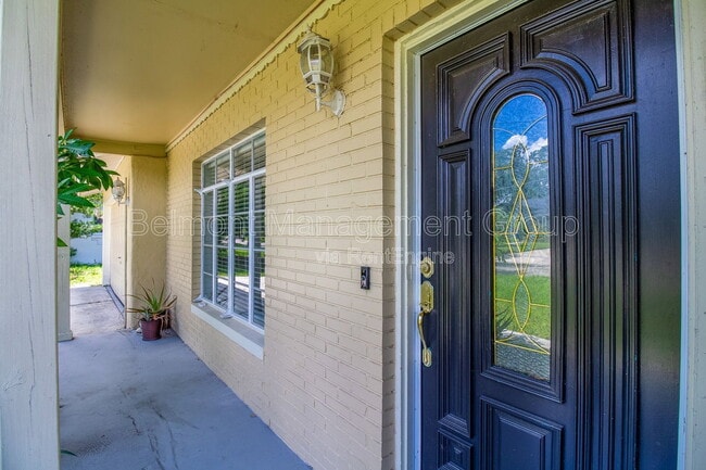 Building Photo - 1868 Lake Spier Dr