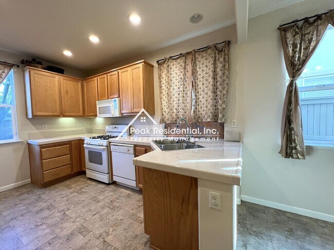 Building Photo - North Natomas 3bd/2.5ba House with 2 Car Garage