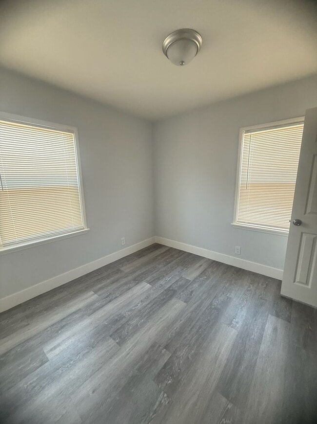 Building Photo - Beautiful and Well Kept 3-Bedroom House fo...
