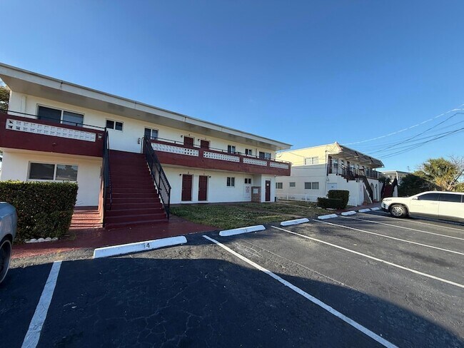 Building Photo - 1231 W River Dr