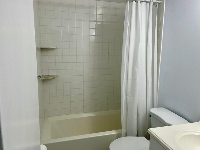 Building Photo - 2909 Middle River Dr