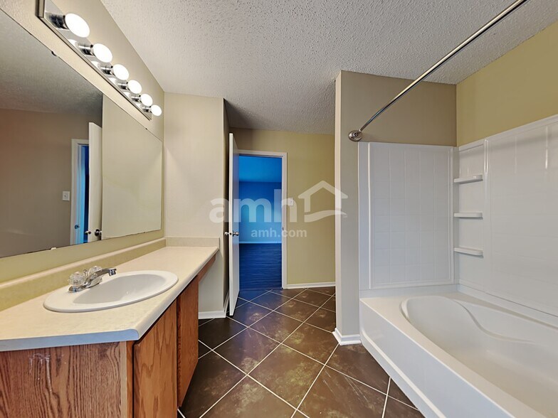 Building Photo - 15233 Beam St