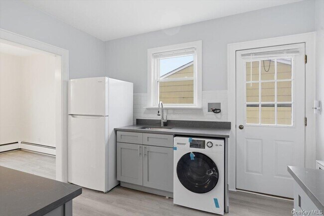 Building Photo - 95 King St