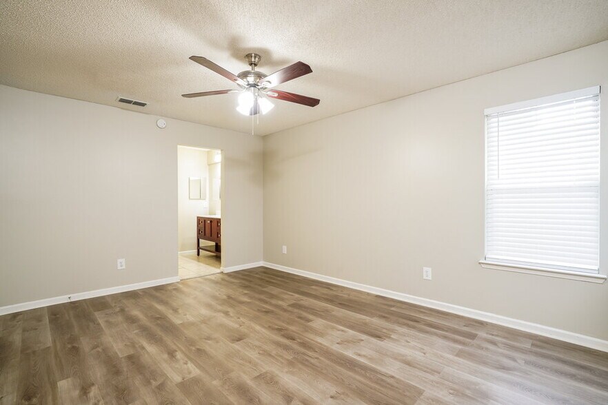 Building Photo - 3298 Deerfield Pointe Dr